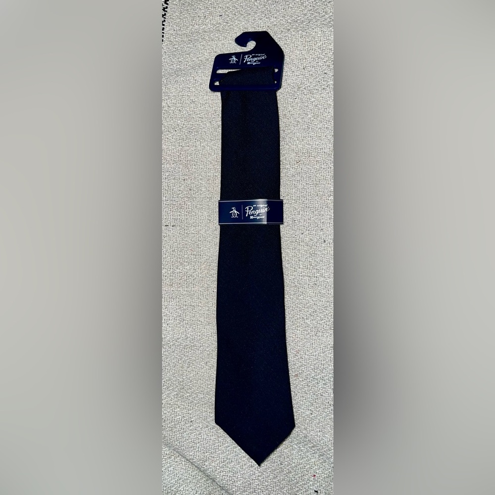 An original Penguin by munsingwear navy blue neck tie. - Picture 2 of 2